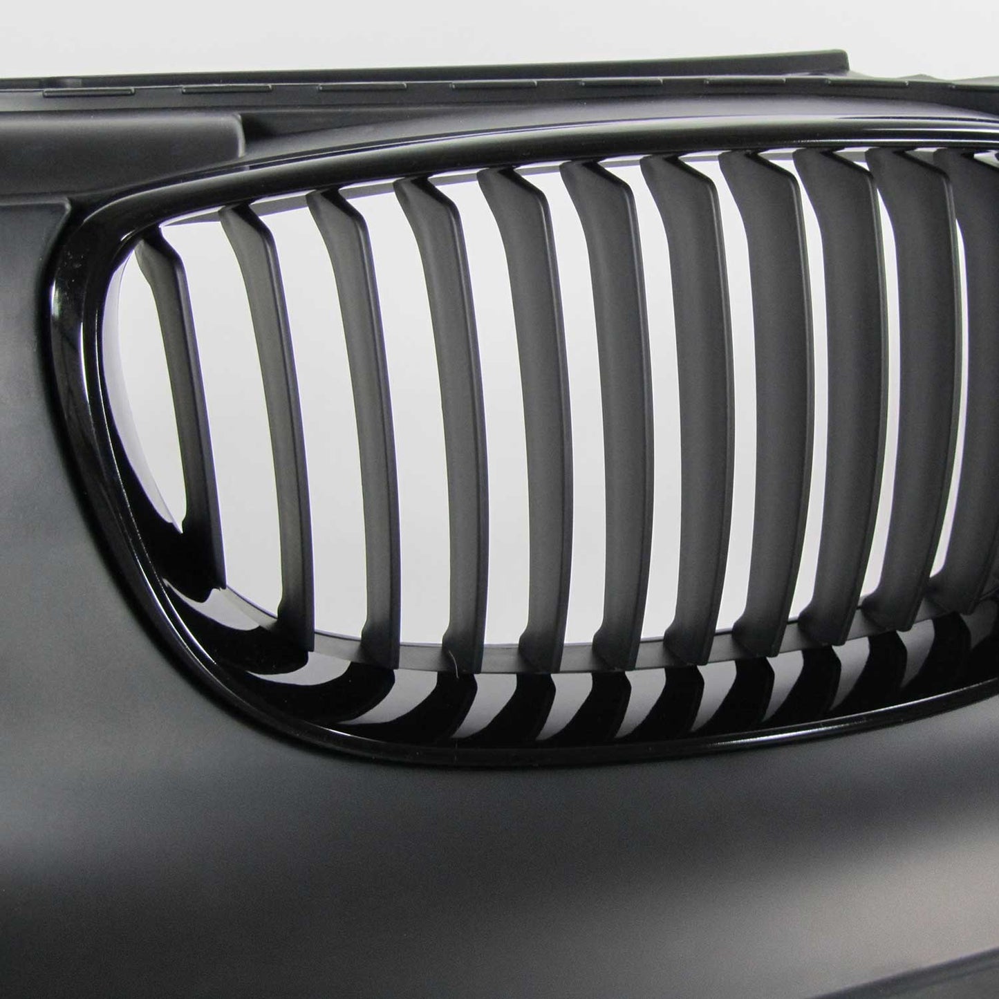 JOM Frontstoßstange für BMW E81/E82/E87/E88 2004-2013 mit Kühlergrill Schwarz OMAC DE