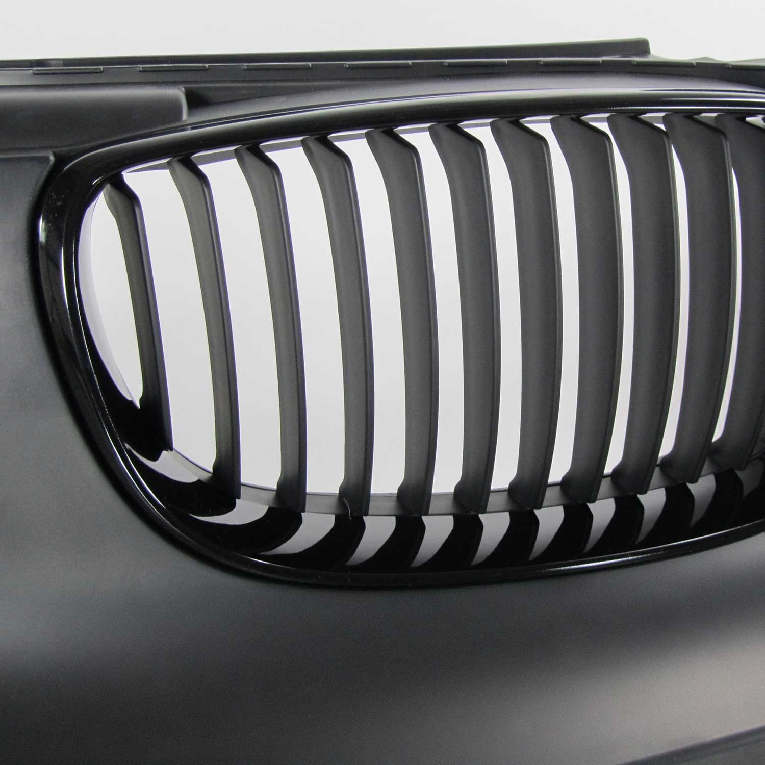 JOM Frontstoßstange für BMW E81/E82/E87/E88 2004-2013 mit Kühlergrill Schwarz OMAC DE